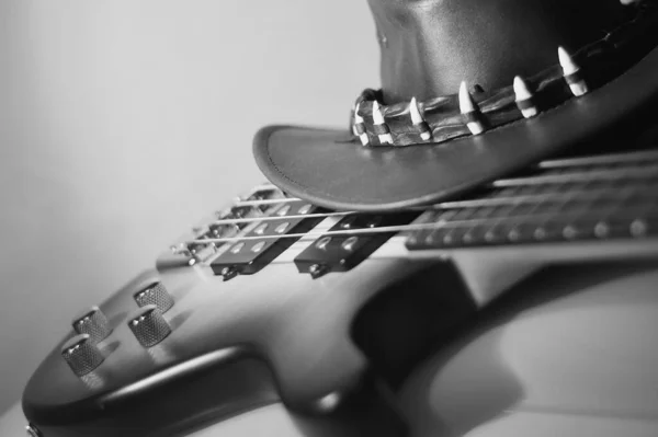 Bassgitarrenkopf Und Cowboyhut Schwarz Weiß — Stockfoto