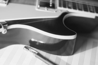 Klasik gitar ve yakın plan notlar. Siyah ve beyaz 