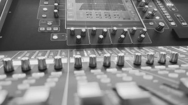 Ses karıştırma konsolunu kapat. siyah ve beyaz 