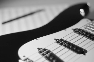 Elektro gitar ve yakın çekim notları. siyah ve beyaz 