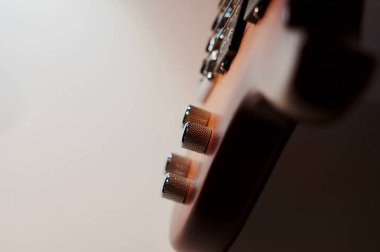 Bas gitarın yakın çekimi. Boşluğu kopyala