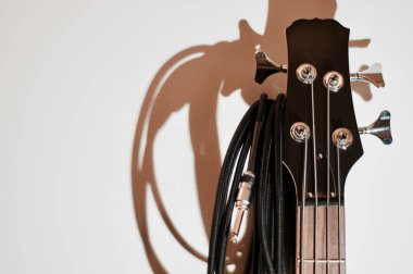 Bas gitarın yakın çekimi. Boşluğu kopyala