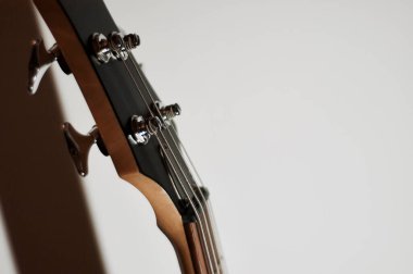 Bas gitarın yakın çekimi. Boşluğu kopyala