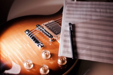 Klasik elektro gitar ve fotokopi alanı ile yakın plan notlar