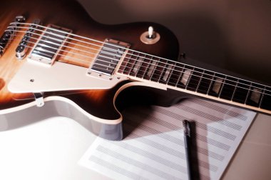 Klasik elektro gitar ve fotokopi alanı ile yakın plan notlar