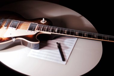 Klasik elektro gitar ve fotokopi alanı ile yakın plan notlar