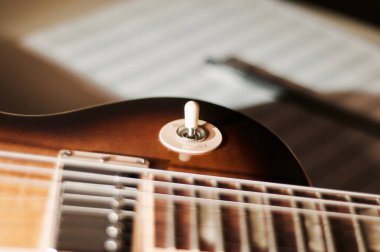 Klasik elektro gitar ve fotokopi alanı ile yakın plan notlar