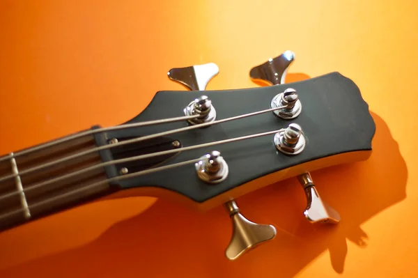 Bass Guitar Headstock Closeup Копировальное Пространство — стоковое фото