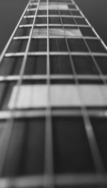 Klasik Elektro Gitar Kapanışı Siyah Beyaz — Stok fotoğraf