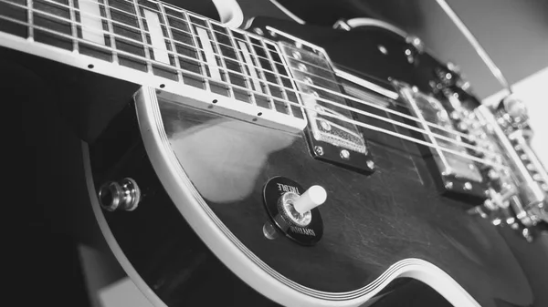 Vintage Closeup Guitarra Elétrica Preto Branco — Fotografia de Stock