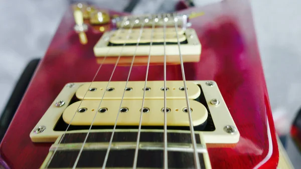 Elektro gitar kapanışı .headstock ve string