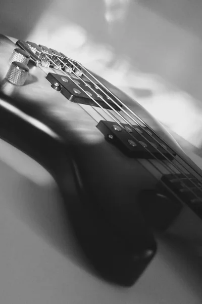 Ηλεκτρική Μπάσα Κιθάρα Headstock Closeup Μαύρο Και Άσπρο — Φωτογραφία Αρχείου