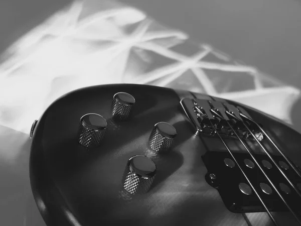 Ηλεκτρική Μπάσα Κιθάρα Headstock Closeup Μαύρο Και Άσπρο — Φωτογραφία Αρχείου