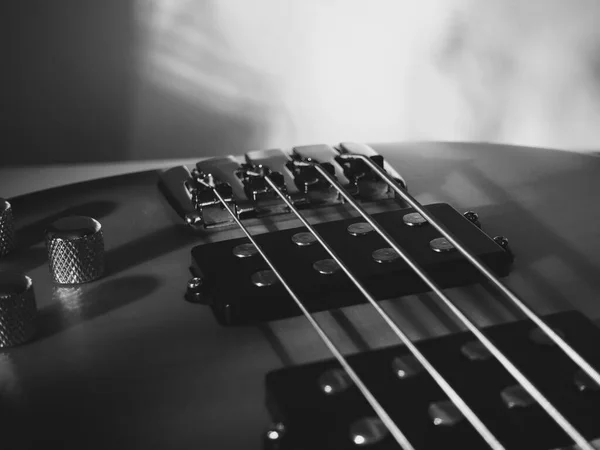 Ηλεκτρική Μπάσα Κιθάρα Headstock Closeup Μαύρο Και Άσπρο — Φωτογραφία Αρχείου