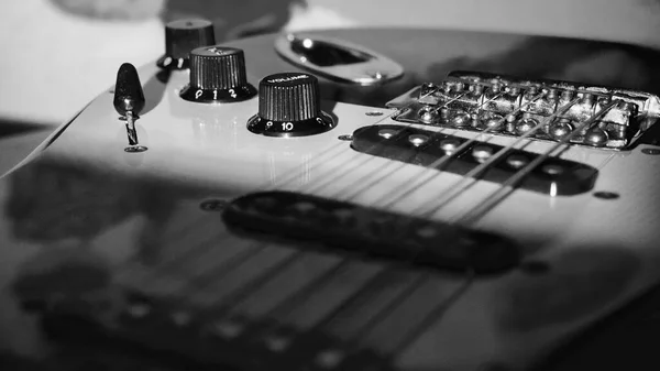 Zbliżenie Gitary Elektrycznej Czarno Białe — Zdjęcie stockowe