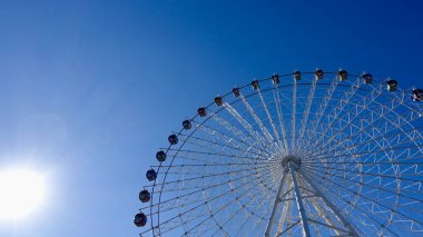 Dönme dolap. Yaz. Mavi gökyüzü