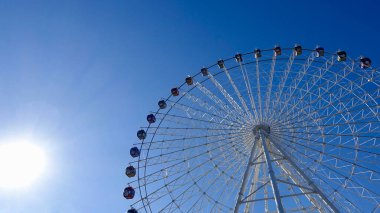 Dönme dolap. Yaz. Mavi gökyüzü