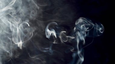 Işık huzmelerinde duman güzel resimler çizer.