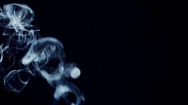 Işık huzmelerinde duman güzel resimler çizer.