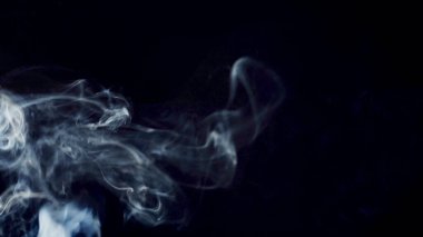 Işık huzmelerinde duman güzel resimler çizer.