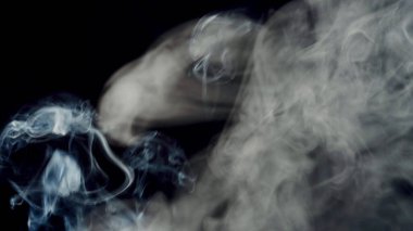 Işık huzmelerinde duman güzel resimler çizer.