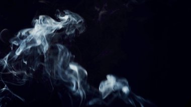 Işık huzmelerinde duman güzel resimler çizer.