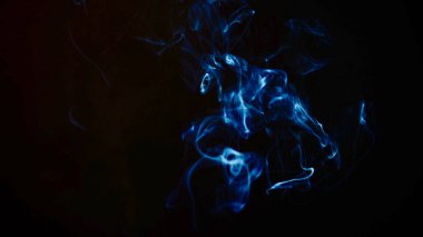 Işık huzmelerinde duman güzel resimler çizer.