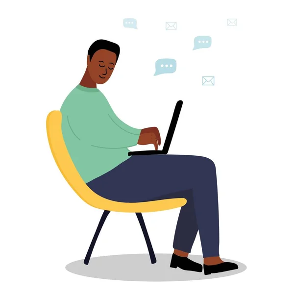 Black Africa Man sitter och arbetar med bärbar dator. Begreppet onlinekurser, e-lärande, ta lektioner, distansarbete. Bloggar. Tecknad vektor illustration — Stock vektor