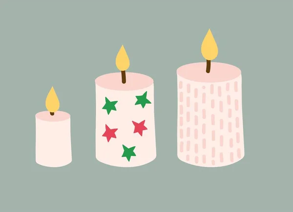 一套圣诞蜡烛 三支米黄色的蜡烛装饰着红星和绿星 条纹和圆点 在绿色背景下孤立的卡通矢量图 — 图库矢量图片