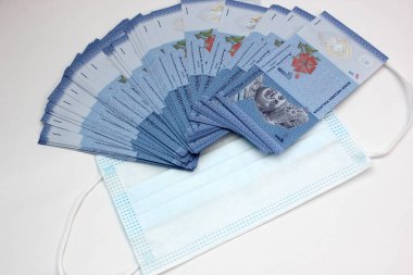 Yüz maskeleri, Malezya 'daki yeni dünya para birimi. Corona Covid-19 krizi yüz maskelerini en çok arzu edilen ve en değerli ekipman haline getirdi..