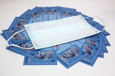 Yüz maskeleri, Malezya 'daki yeni dünya para birimi. Corona Covid-19 krizi yüz maskelerini en çok arzu edilen ve en değerli ekipman haline getirdi..