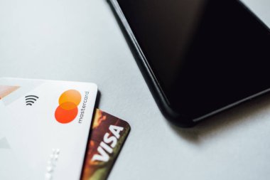 Akıllı telefonlu Visa ve ana kart ödeme kartları.