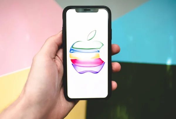 Mão segurando iPhone X com o logotipo do evento especial da Apple 2019 na tela . — Fotografia de Stock