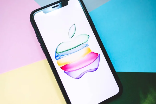 IPhone X com logotipo do evento especial da Apple 2019 na tela . — Fotografia de Stock