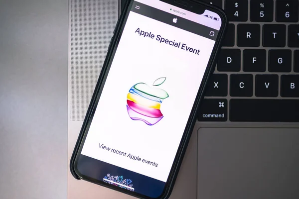 IPhone X com logotipo do evento especial da Apple 2019 na tela . — Fotografia de Stock