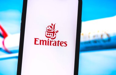  Akıllı telefon ekranında Emirlik logosunu uçur