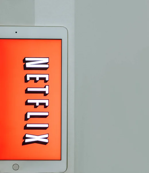 Logo de Netflix en la pantalla del ipad . — Foto de Stock