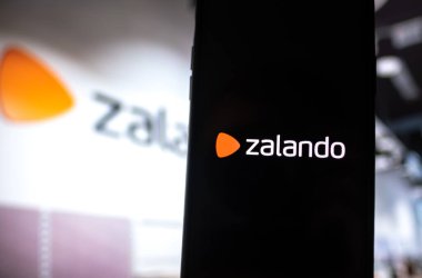  Akıllı telefon ekranında Zalando mağaza logosu