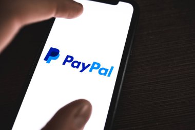 Akıllı telefon ekranında PayPal logosu.