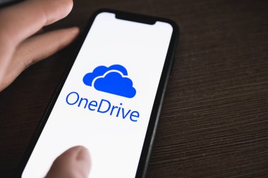 Akıllı telefon ekranında Microsoft logosu için bir Drive uygulaması .