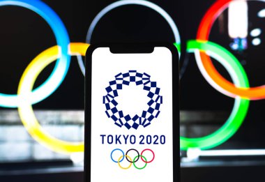  Akıllı telefon ekranında Tokyo 2020 Olimpiyat Oyunları logosu.