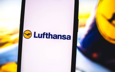 Akıllı telefon ekranında Lufthansa Havayolları logosu.