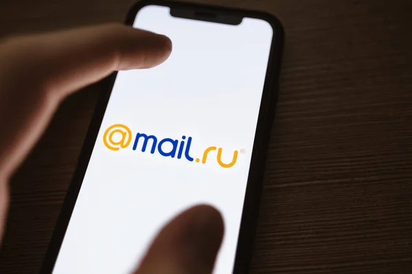 Mail ru logo sullo schermo dello smartphone . — Foto Stock