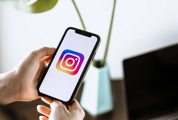 Logotipo do aplicativo instagram na tela do smartphone . — Fotografia de Stock