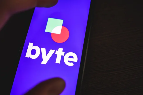 Logotipo byte na tela do smartphone . — Fotografia de Stock