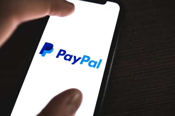 Logotipo do PayPal na tela do smartphone . — Fotografia de Stock
