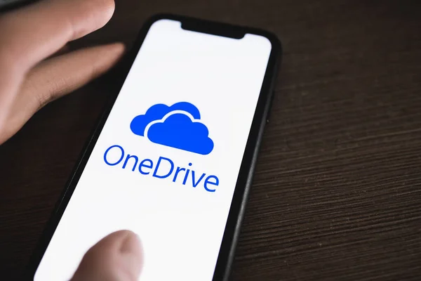 One Drive App für Microsoft-Logo auf dem Smartphone-Bildschirm . — Stockfoto