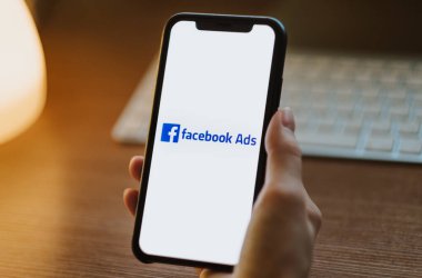  Ekranda Facebook reklamları logosu .