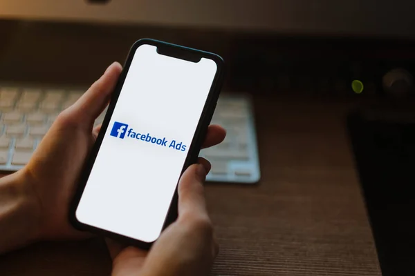 Logo de anuncios de Facebook en la pantalla  . —  Fotos de Stock