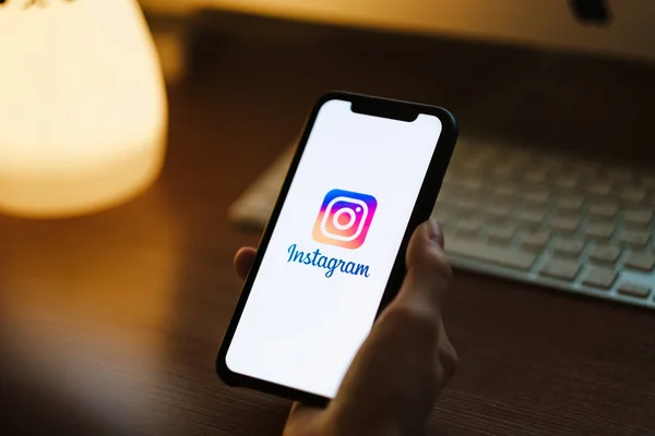 Mujer uso aplicación instagram —  Fotos de Stock